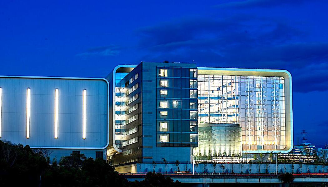 TSMC:s globala forsknings- och utvecklingscenter nattetid. Foto: 曾成訓 (Tseng Cheng-Hsun) / Flickr.