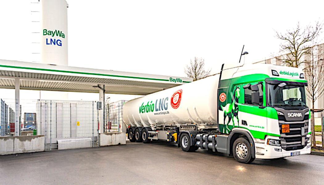 En lastbil från tyska biobränsleföretaget Verbio Bio levererar LNG till en av BayWas anläggningar. BayWa erbjuder bränslet från Verbio på elva stationer. Foto: Verbio SE