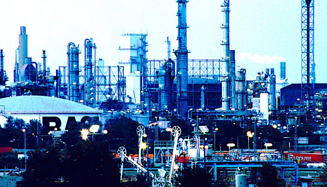 Världens största sammanhängande kemifabrik BASF i tyska Ludwigshafen. Foto: Wikipedia Common,	Kredit: Gerd W. Zinke, 