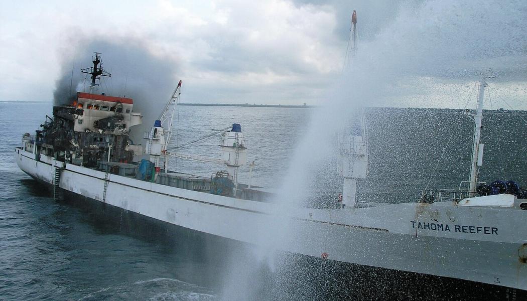 Brand på ett kylfartyg. Foto: US Navy/Wikimedia Commons 