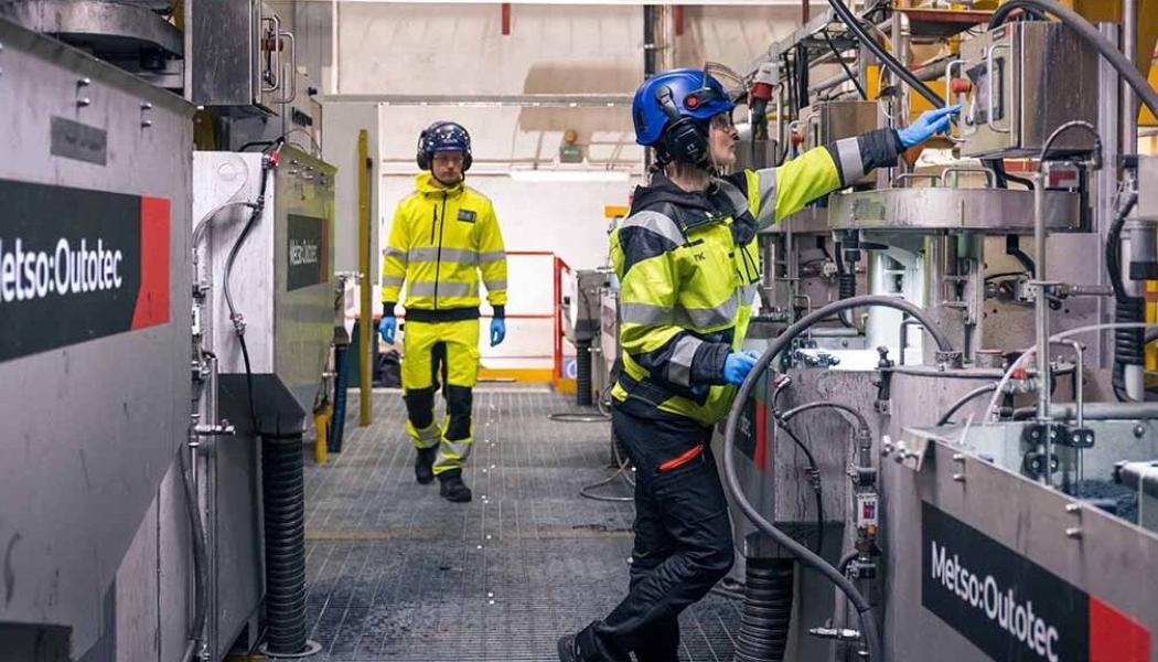 GTK Mintec har omfattande utrustning och erfarenhet av att anrika hundratals olika malmer och andra material. Forskningen sträcker sig från laboratorietester till kontinuerliga tester i pilotanläggning. Foto: GTK Mintec