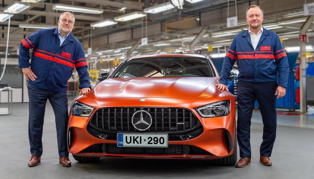 Olaf Bongwald, VD för Valmet Automotive, och Pasi Rannus, chef för bilkontraktstillverkningen. Foto: Valmet Automotive