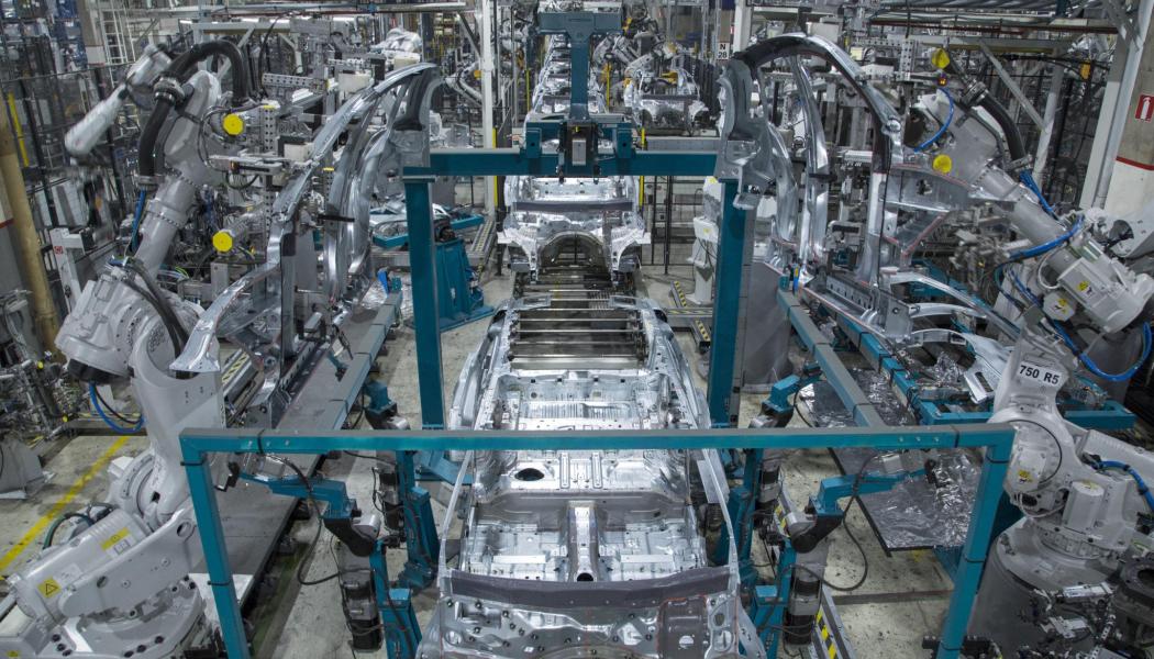 Trots stoppet i bilproduktionen fortsätter dock Valmet Automotives batteriproduktion. Situationen uppstod efter att strejker i hamnarna förhindrat leverans av nödvändiga delar till fabriken. Foto: Valmet

