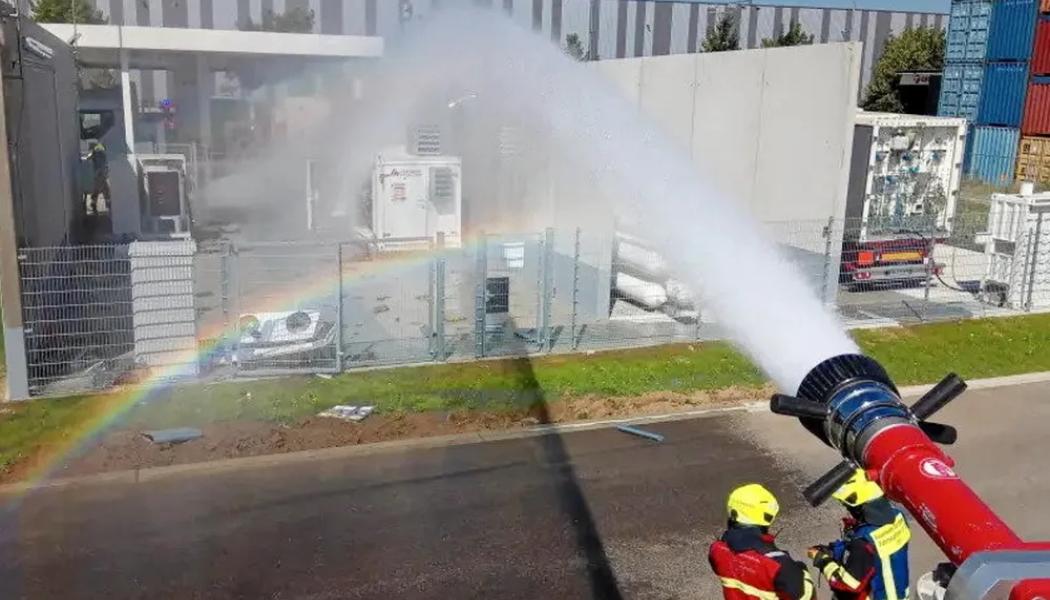 Den lokala brandkåren sprutar vatten på brandhärden vid vätgastankstationen i Gersthofen i Bayern. Denna helt ny vätgastankstation i södra Tyskland fick omfattande skador efter att en explosion orsakade brand vid anläggningen, enligt lokal polis.
Stationen, som ligger i det så kallade ”godsbyn” i Augsburg – ett område med många transport- och logistikföretag, hade bara varit öppen i en vecka. Den drevs av det tyska företaget Tyczka Hydrogen och var bolagets första vätgastankstation. Foto: Gersthofen Fire Brigade