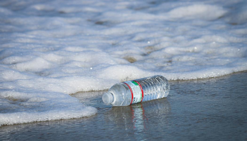 Naturskyddsföreningens syn på plastavtalet är bland annat att avtalet måste reglera plasters kompletta livscykler – från design, tillverkning, konsumtion, återbruk och återvinning till avfallshantering. Foto: Brian Yurasits/Unsplash