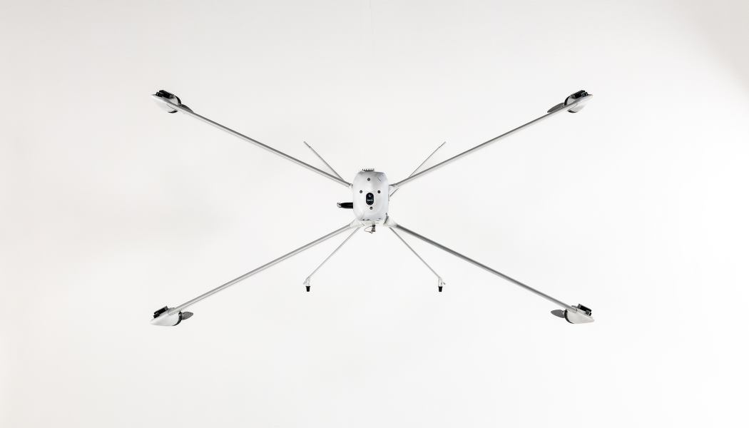 Drönaren Virtus är omkring två meter lång och står på ett x-format stativ. Den lyfter vertikalt med hjälp av korslagda rotorarmar innan den accelererar till hastigheter på upp till 250 kilometer i timmen. Foto: Stark