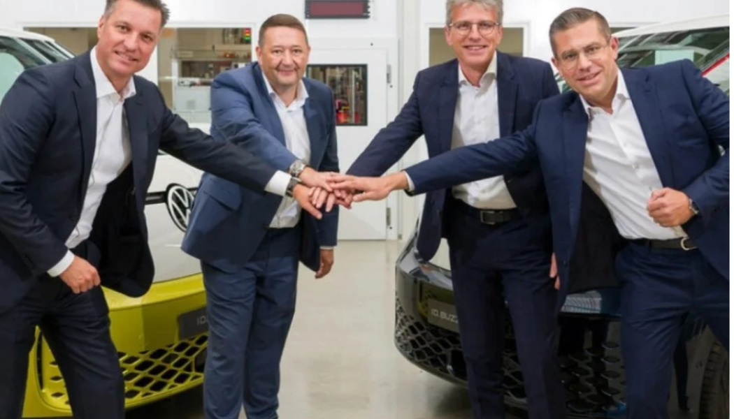 Företrädare för Volkswagen, PowerCo och Umicore vid bildandet av joint venture-bolaget. Foto: Volkswagen 