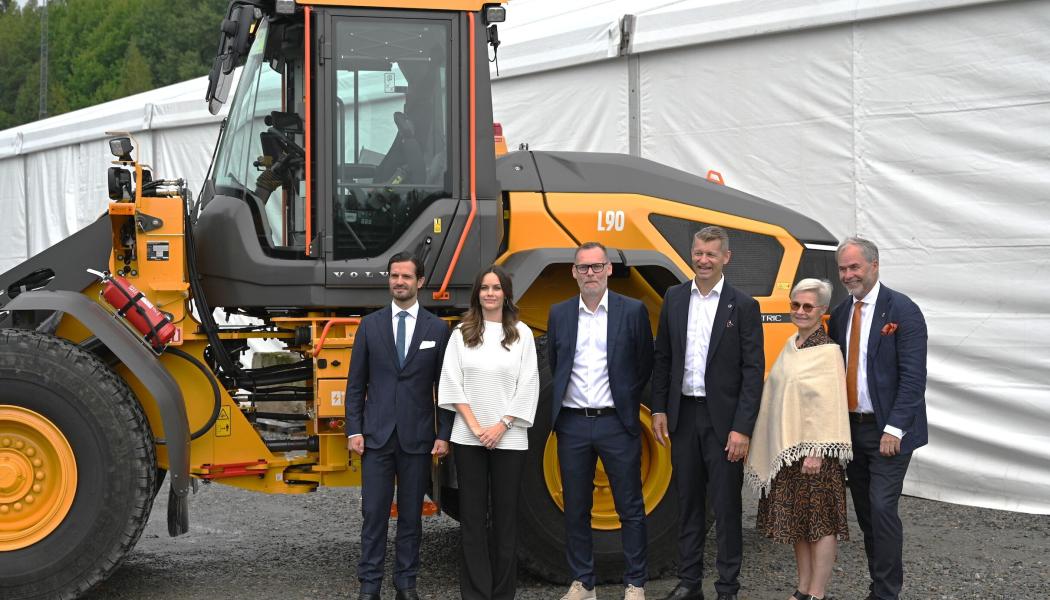 Fr. v. Prins Carl Philip, Prinsessan Sofia, Mikael Liljestrand, Melker Jernberg, Maria Andrén och Georg Andrén, landshövding i Värmland. Foto: Volvo CE