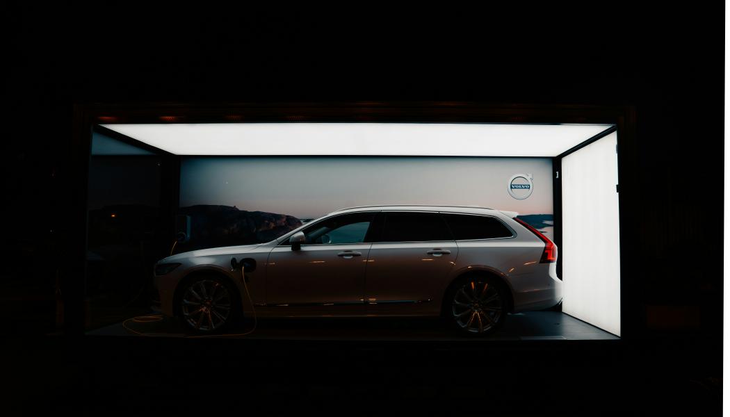 Framöver siktar Volvo Cars på att 90 till 100 procent av den globala försäljningsvolymen 2030 ska utgöras av elektrifierade bilar, vilket innebär en blandning av både helt eldrivna modeller och laddhybrider, det vill säga alla bilar som kan laddas med sladd. Foto: louis tricot/Unsplash