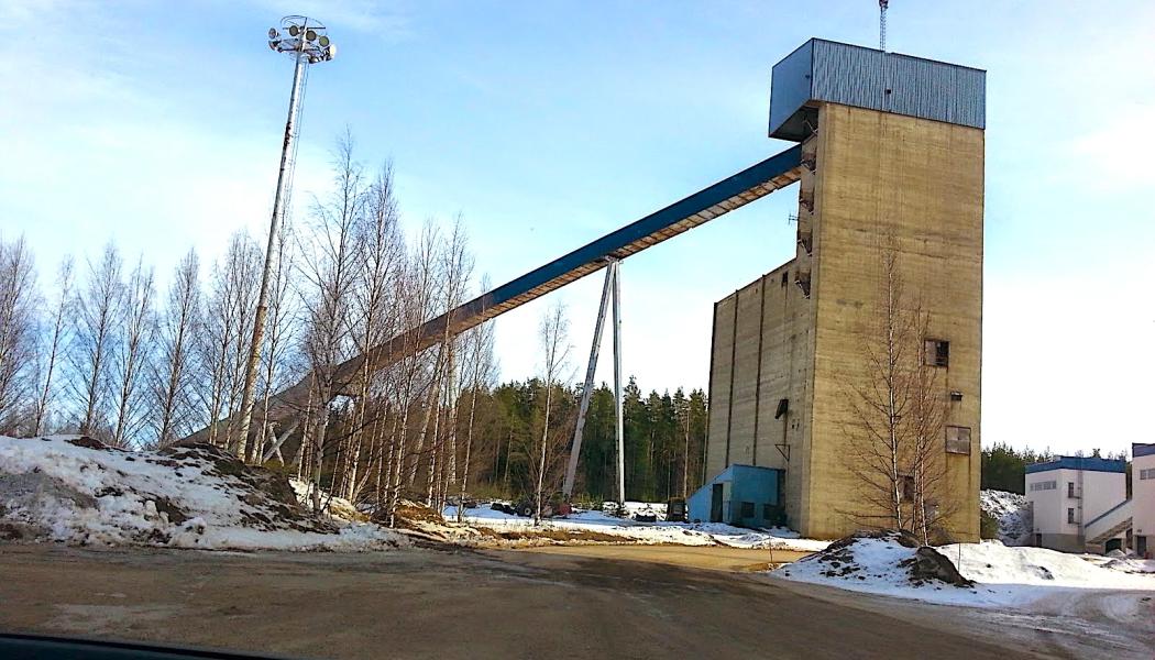 Anrikningsverket i Vuonos härstammar ursprungligen från Outokumpu Oy, som använde anläggningen för metallanrikning. Deponin för anrikningssand anlades 1971 och användes fram till 1986. Därefter har verksamheten haft flera ägare. Foto: Outokumpu