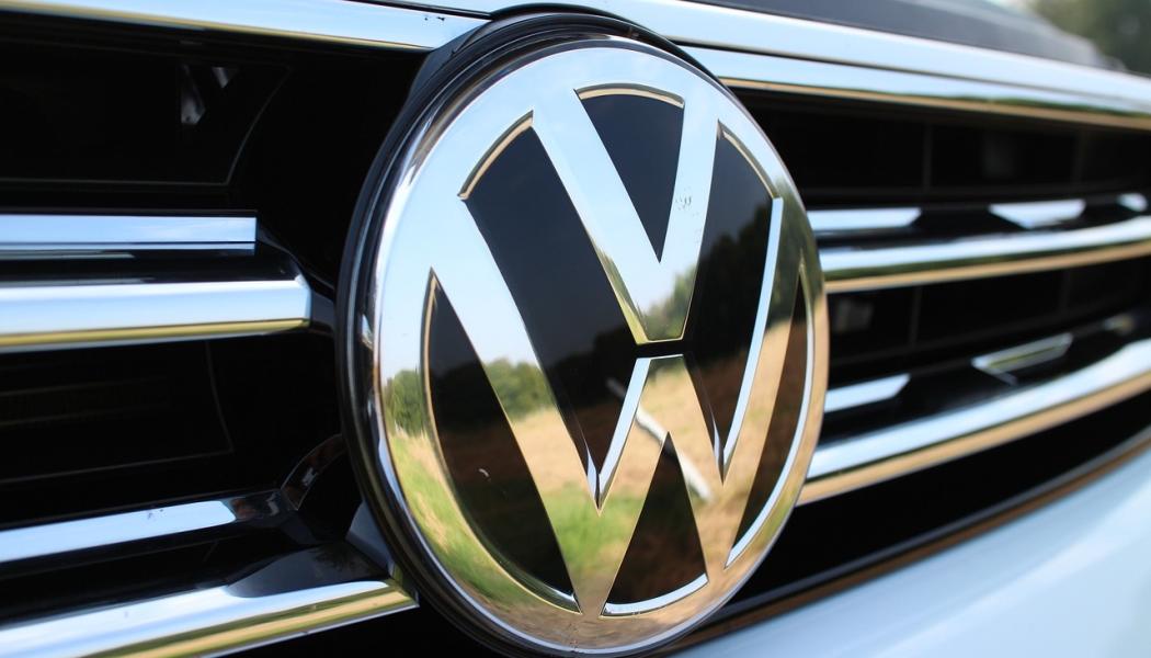 Volkswagen riskerar att drabbas av böter från EU för att företaget har överskred utsläppsgränser, då försäljningen av förbränningsmotorer fortfarande är stark. Företagets VD har bett om förståelse från EU-kommissionen angående denna problematik.Foto: Creative Commons Lic/Pixabay, kredit: renehesse