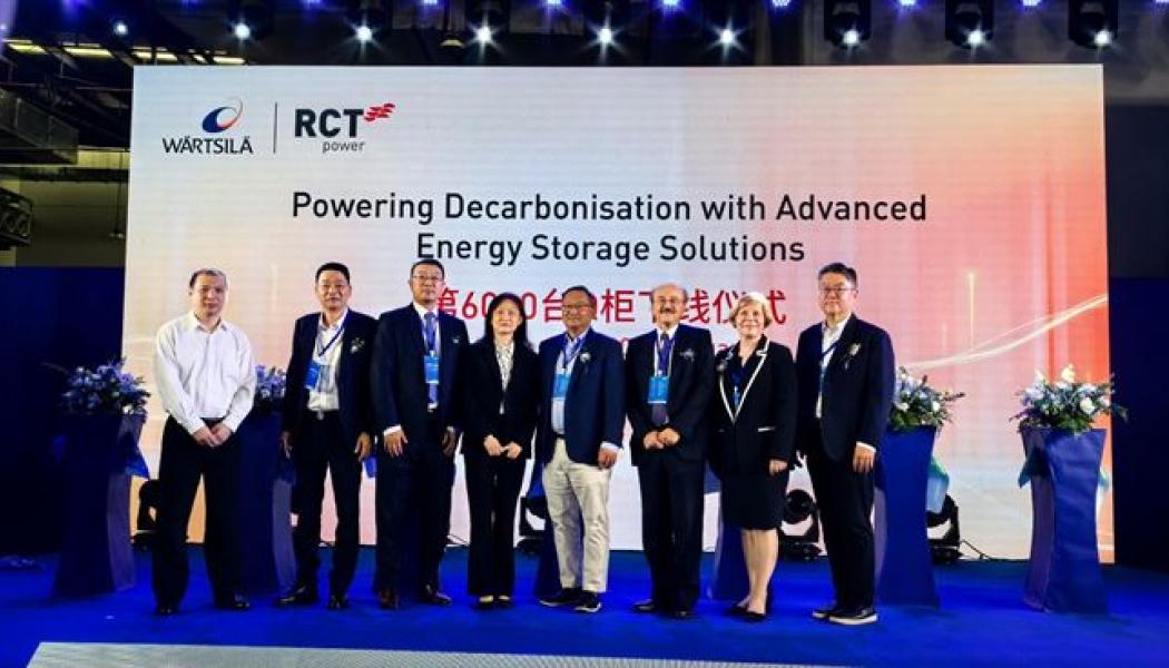 Wärtsilä och RCT har haft ett starkt samarbete sedan 2019, och dagens leverans av mer än sex tusen Quantum energilagringsenheter markerar en viktig milstolpe i partnerskapet. Under en ceremoni vid RCT:s tillverkningsanläggning firades denna prestation. Foto: Wärtsilä