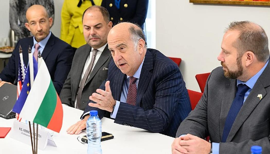 Samarbetsavtalets undertecknare: Från vänster: Kalin Peshov, ordförande för GBS; Ivan Mihaylov; USA:s ambassadör i Bulgarien H.E. Kenneth Merten; Sean Jones, Senior Director, Energy Systems Account Management & Procurement Execution, Westinghouse: Foto: Westinghouse