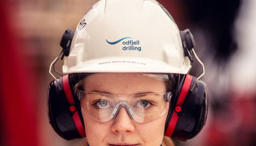 Maria Antun Hjellvik säger: - Jag tycker om att arbeta på Odfjell Drilling för att jag får ta mig an de utmaningar som vår industri står inför de kommande åren. Det är spännande att få vara med och utveckla lösningar och att arbeta tillsammans med mina kollegor för att nå vårt mål om utsläppsfri borrning. Foto: Odfjell Drilling