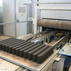 Produktsortimentet hos Lakan Betoni omfattar dessutom andra betongprodukter, såsom färgade kantstenar, murblock, kompletta modulära system för husbyggande samt fabriksbetong och torrbruk. Bild: BFT International