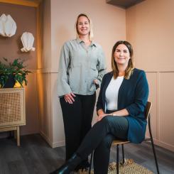 Frida Larsson, Ekonomichef MRM Mining stående i bild, Louise Eriksson nytillträdd VD MRM Mining sittande.  Foto: Jacob Nilsson, Brightnest