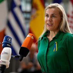 Virginia Mayo/AP/TT: Energikommissionär Kadri Simson, tidigare minister i Estland, på väg in till mötet.