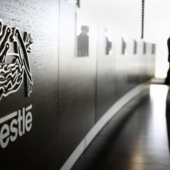 Laurent Gillieron AP/TT: Schweiziska Nestlé klår förväntningarna i inflationens första halvår och höjer helårsprognosen. Arkivbild