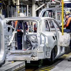 Adam Ihse / TT: Volvo Cars bilproduktion påverkas fortfarande av komponentbrist och nedstängningar på grund av covid-19. Men nu är man på väg att återgå till det normala. Arkivbild.