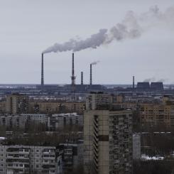 Ivan Sekretarev/AP/TT: Avtovaz stora bilfabrik syns bortom bostadshusen i Togliatti, Ryssland. Arkivbild.