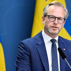 Henrik Montgomery/TT: Finansminister Mikael Damberg (S) och energi- och digitaliseringsminister Khashayar Farmanbar (S) håller en pressträff om läget på energimarknaden.