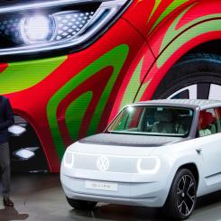 Sven Hoppe/AP/TT: Volkswagen visar upp en av sina nya modeller i samband med bilmässan i München förra året. Arkivbild.