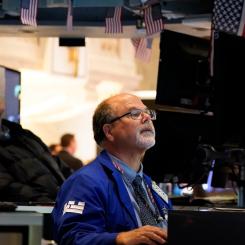 Seth Wenig/AP/TT: Aktiehandlare på New York-börsen.