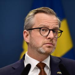 Paul Wennerholm/TT: Införandet av avfallsförbränningsskatten ledde till bromsade investeringar i värmekraftverken, enligt finansminister Mikael Damberg (S).
