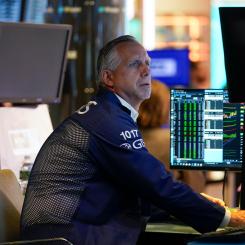 Seth Wenig/AP/TT: Investerarna tryckte på säljknappen under tisdagen, som var veckans första handelsdag. Arkivbild.