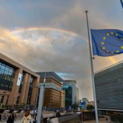 Olivier Matthys/AP/TT: EU-flaggan vajade på halv stång för Storbritanniens drottning Elizabeth när EU-ländernas energiministrar samlades till extrainsatt krismöte i Bryssel.