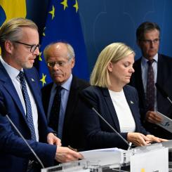 Anders Wiklund/TT: Statsminister Magdalena Andersson (S) höll en pressträff den 3 september med (från vänster) finansminister Mikael Damberg (S), riksbankschef Stefan Ingves och Finansinspektionens generaldirektör Erik Thedéen om åtgärderna.
