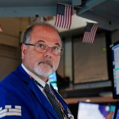 Seth Wenig/AP/TT: Mungiporna såväl som indexen pekade nedåt i börshuset i New York. Arkivbild.