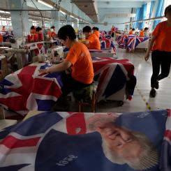 Ng Han Guan/AP/TT: Anställda syr brittiska flaggor vid Shaoxing Chuangdong Tour Articles.