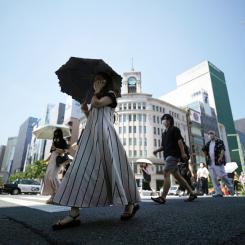 Eugene Hoshiko/AP/TT: Japaner får nu ta skydd för en allt högre inflation. Arkivbild.