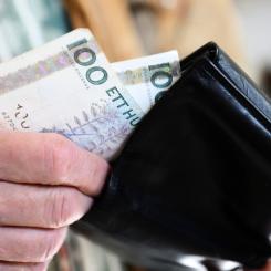 Fredrik Sandberg/TT: Kronans värde mot dollarn är på historiskt låg nivå.