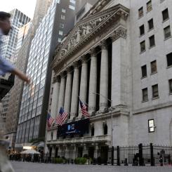 Peter Morgan/AP: Börserna på Wall Street i New York sjönk i måndagens handel. Arkivbild.
