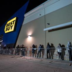 Eli Hartman/AP-TT: Hemelektronikkedjan Best Buy steg kraftigt på den amerikanska börsen. Bild från förra årets Black Friday-köer.