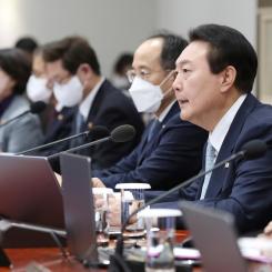 Ahn Jung-hwan/AP/TT: President Yoon Suk Yeol vid ett regeringsmöte på torsdagen om de strejkande chaufförerna. Arkivmöte.