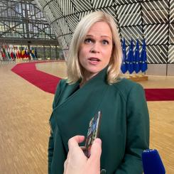 Wiktor Nummelin/TT: Biträdande arbetsmarknadsminister Paulina Brandberg (L) på väg in till torsdagens EU-möte i Bryssel.