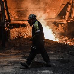 Anders Wiklund/TT: Fortsatt hyfsad god industrikonjunktur. På bilden en masugn vid stålbolaget SSAB i Oxelösund. Arkivbild.