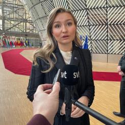 Wiktor Nummelin/TT: Energi- och näringsminister Ebba Busch (KD) på väg in till tisdagens EU-möte i Bryssel.