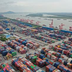 Chinatopix/AP/TT: Containrar i en hamn i Nanjing i östra Kina. Trots flera utmaningar fortsatte landets handel att öka under 2022. Arkivbild.