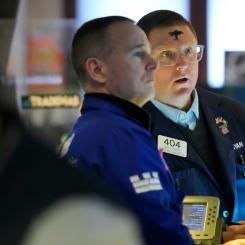 Seth Wenig/AP/TT: Nedåt på Wall Street – årets börsuppgång utraderad. Arkivbild.
