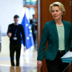Virginia Mayo/AP/TT: EU-kommissionens ordförande Ursula von der Leyen på väg in till torsdagens extrainsatta kommissionsmöte om bland annat strategiska råvaror.