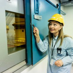 Christine Olsson/TT: Energi- och näringsminister Ebba Busch (KD) besöker atomreaktorn Forsmark 3. Innanför fönsterluckan ligger turbinhallen.