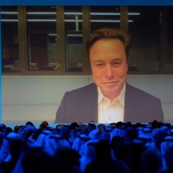Kamran Jebreili/AP/TT: Elon Musk både satsar och varnar för AI-tekniken. Här talar han via länk till konferensen World Government Summit i Dubai i februari.