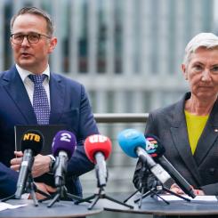 Terje Pedersen/NTB/TT: Medlaren Mats Ruland tillsammans med LO-ordförande Peggy Hessen Følsvik.