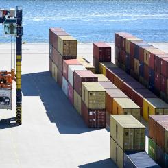 Fredrik Sandberg/TT: Svenska exportföretag ser ljusare på framtiden. På bilden containrar i Nynäshamn. Arkivbild.