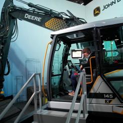 John Locher AP/TT: Deere & Company är en av Volvo Lastvagnars stora konkurrenter i Nordamerika. Arkivbild.