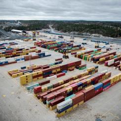 Tim Aro/TT: Svenska exportföretag ser ljust på framtiden. Containrar staplade i Stockholm Norvik hamn i Nynäshamn. Arkivbild.